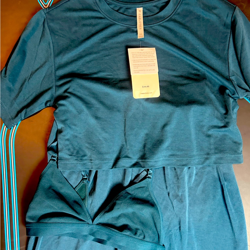 Fabletics teal set- boxy crop tee, bra and pants